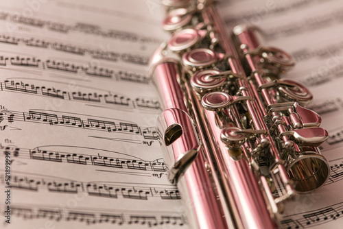 Obraz na płótnie Flute on the music sheet close up artistic w salonie
