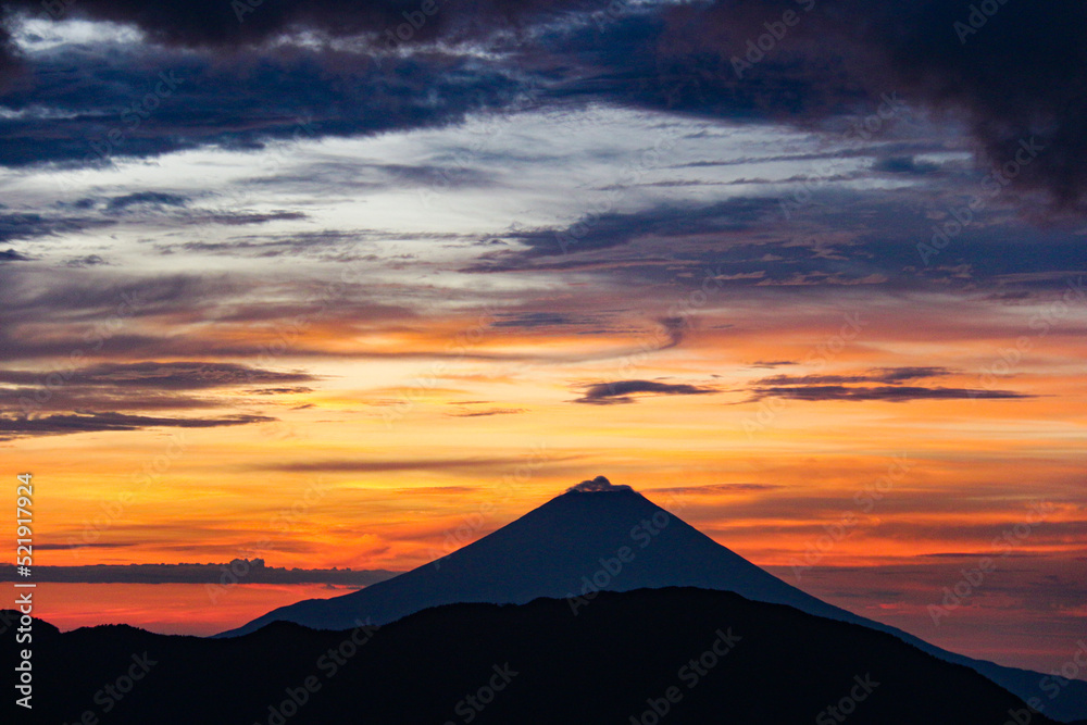 南アルプス　茶臼岳直下　茶臼小屋から　朝焼けの富士山　　日本