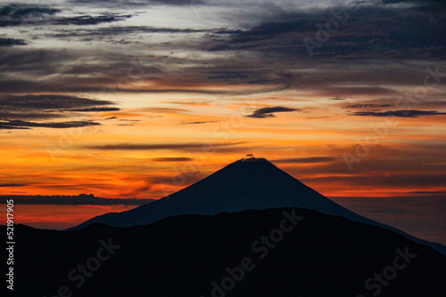 南アルプス 茶臼岳直下 茶臼小屋から 朝焼けの富士山 日本