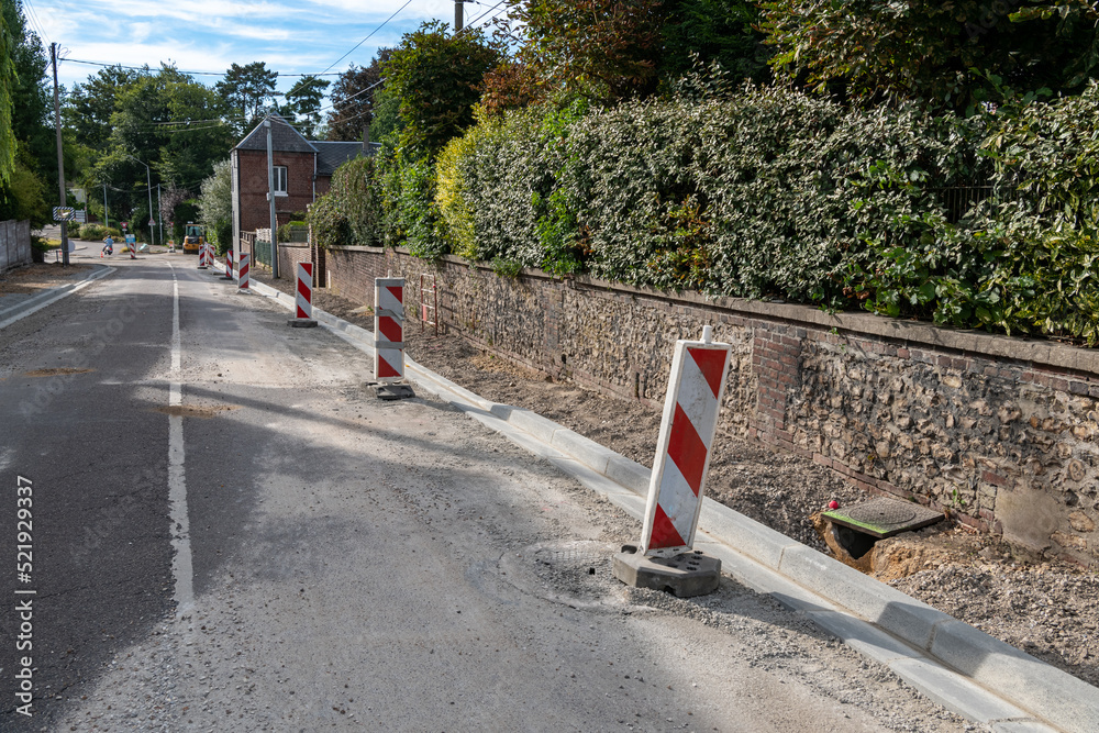 R fection De Trottoir Et Caniveau Dans Une Rue Pose De Bordures En r-fection-de-trottoir-et-caniveau-dans-une-rue-pose-de-bordures-en
