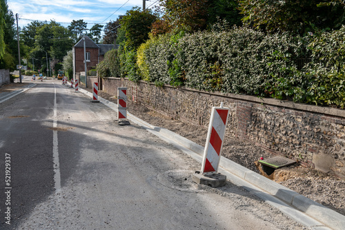 Réfection de trottoir et caniveau dans une rue. Pose de bordures en ciment photo