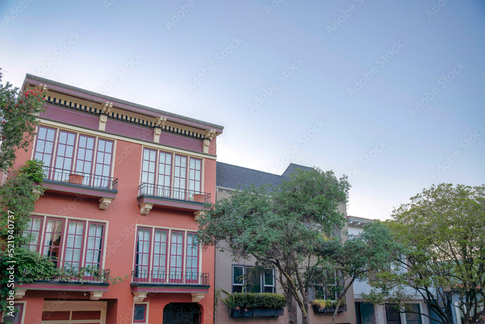 Naklejka premium Middle class residences against the dusk sky background in San Francisco, CA