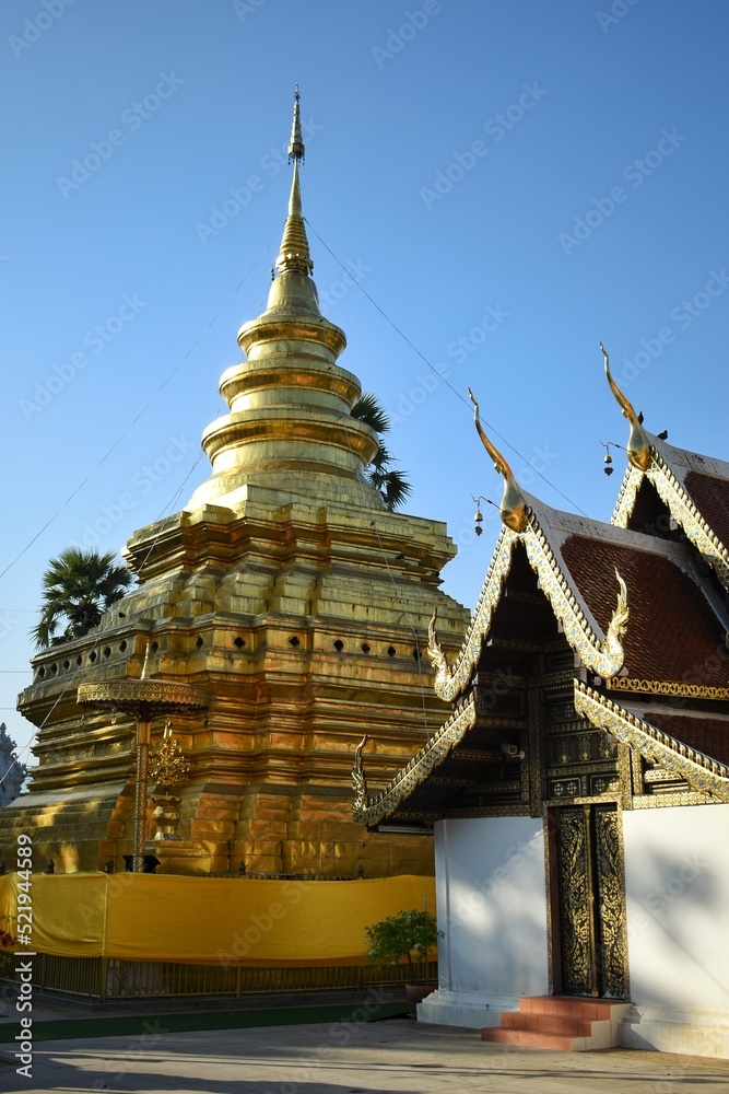 Fototapeta premium Golden pagoda of Wat Phra That Si Chom Thong Worawihan in Chom Thong District, Chiang Mai, THAILAND.