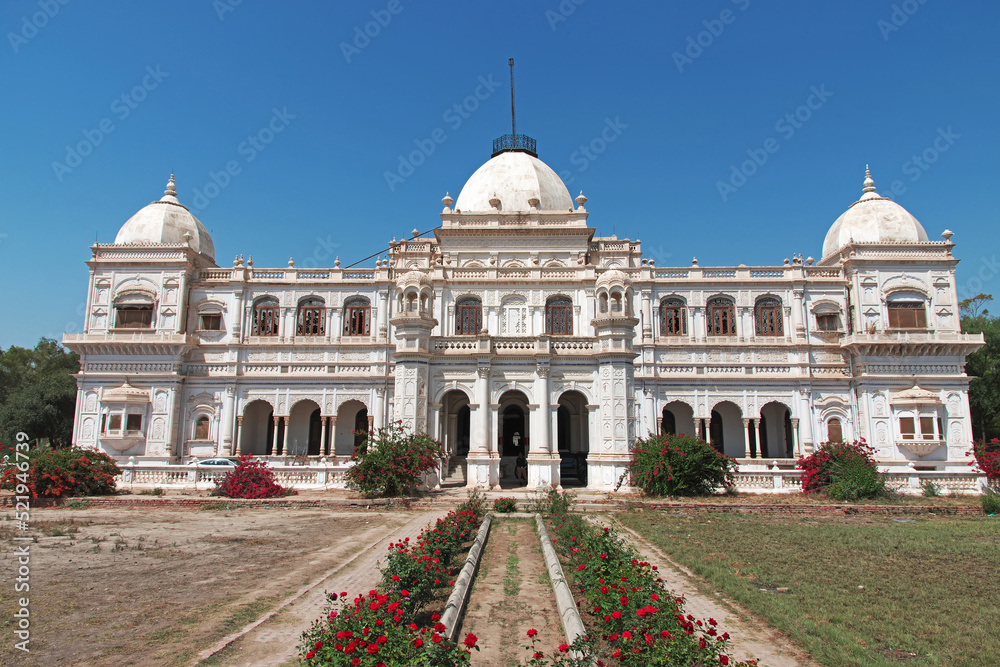 Obraz premium Sadiq Garh palace, a vintage building close Bahawalpur, Punjab province, Pakistan
