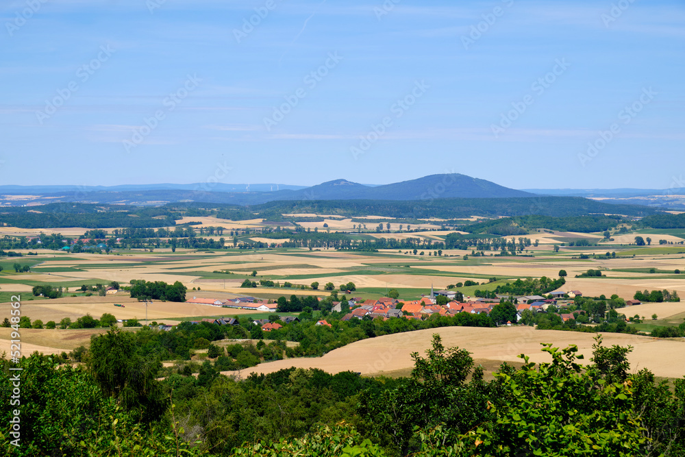 Obraz premium Rhön-Grabfeld-Blick auf die Landschaft bei Bad Königshofen vom Kamm der Haßberge, Landkreis Rhön-Grabfeld, Unterfranken, Franken, Bayern, Deutschland