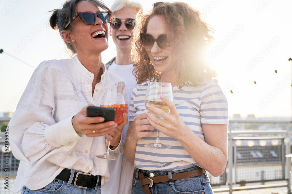 Φωτογραφία Group of friends looking at mobile phone at the party