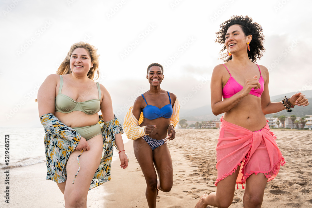 © Westend61 - Carefree multiracial women having fun at beach © Westend61 - Carefree multiracial women having fun at beach
