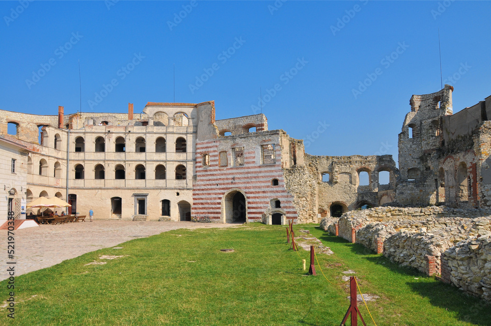 Fototapeta premium Janowiec Castle built in between 1508–1526. Janowiec, Lublin Voivodeship, Poland.