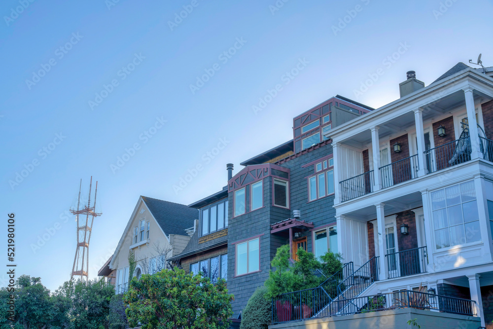 Fototapeta premium Large residential buildings with a view of the Sutro Tower in San Francisco, California