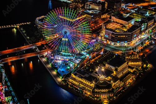 日本の横浜の展望台から見える夜景が美しく幻想的