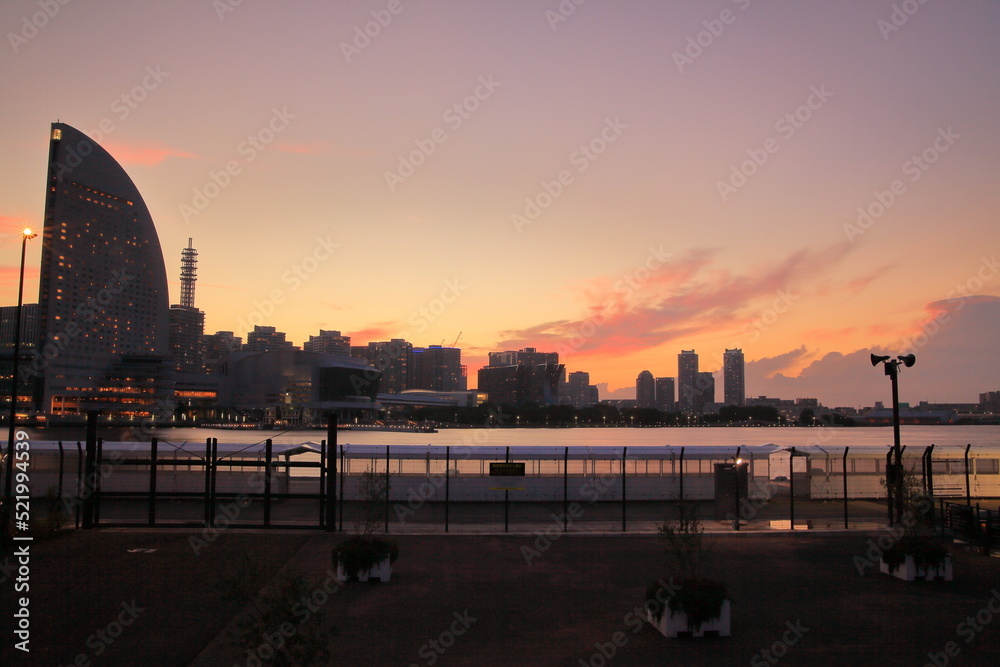 Naklejka premium 横浜みなとみらいハンマーヘッドパークの夕景