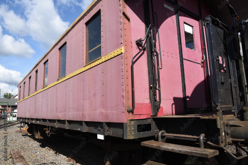 Fototapeta premium Alte ausrangierte Züge und Waggons, lost place