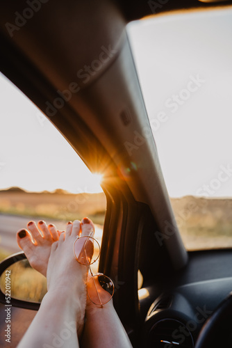 Happy Life - Füße mit roten Nagellack im Sonnenuntergang im Autofenster, Vanlife, reisen mit Rosa rote Brille 