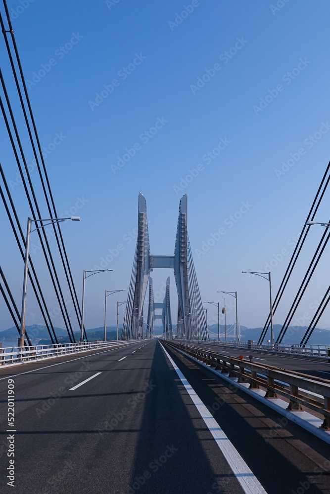Obraz premium 早朝の瀬戸大橋 櫃石島橋と岩黒島橋で2連の斜張橋
