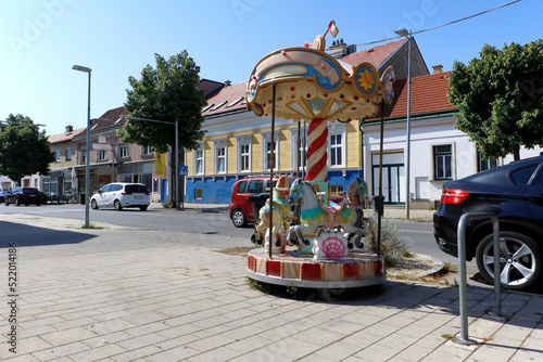 Ein kleines Ringelspiel an der Hauptstraße einer burgenländischen Ortschaft © fine pics