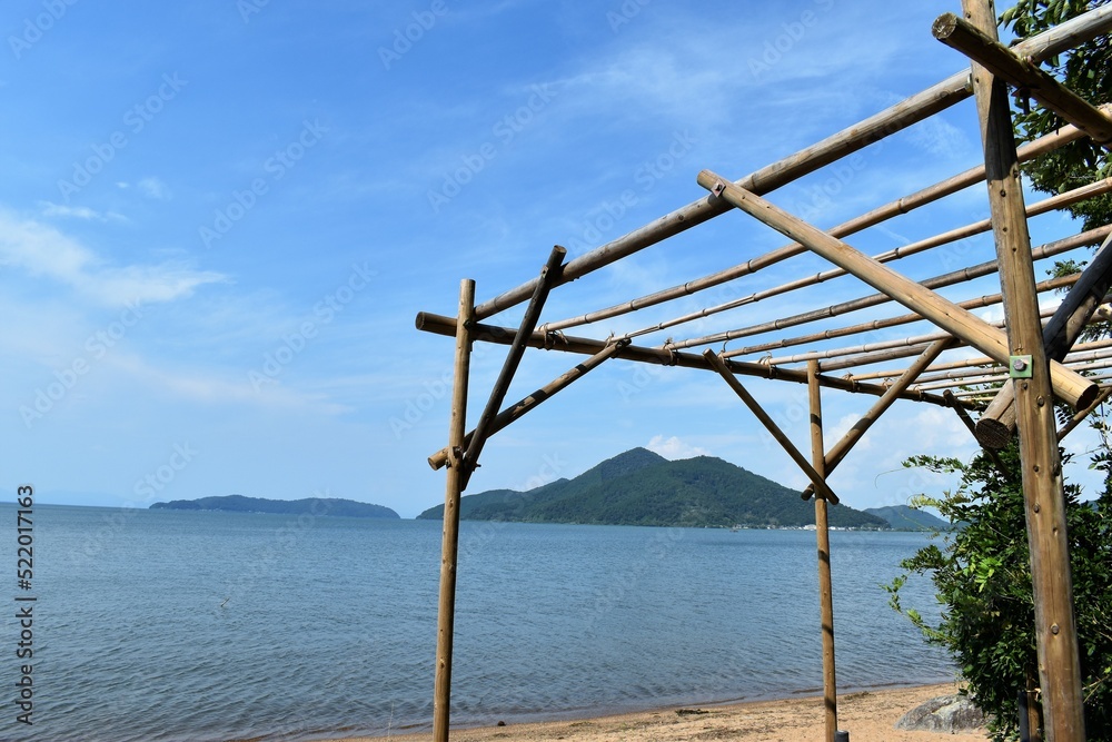 琵琶湖、びわ湖、青空、夏空、テント、キャンプ、海の家、湖の家、柱、屋根