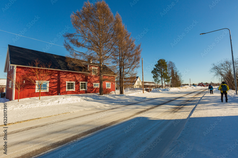 Neve a Kiruna in Lapponia Svedese. Una chiesa in mezzo alla natura con un paesaggio di sole Neve a Kiruna in Lapponia Svedese. Una chiesa in mezzo alla natura con un paesaggio di sole