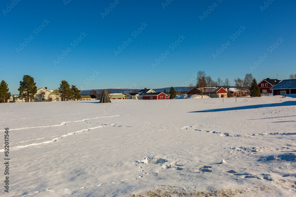 Neve a Kiruna in Lapponia Svedese. Una chiesa in mezzo alla natura con un paesaggio di sole