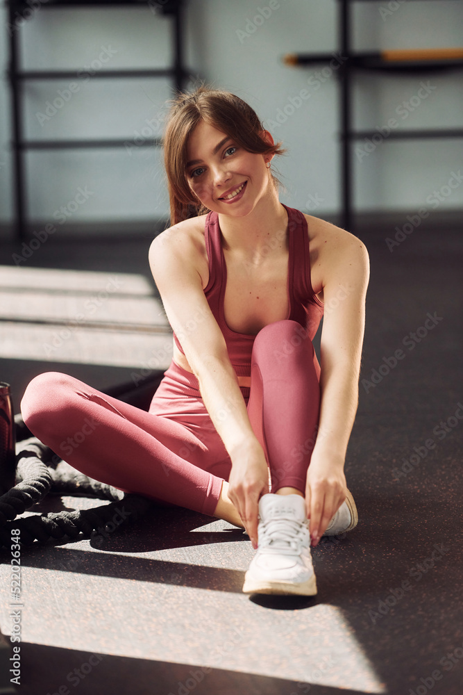 Obraz premium Ready to work. Young beautiful woman in sportive clothes have fitness day in the gym