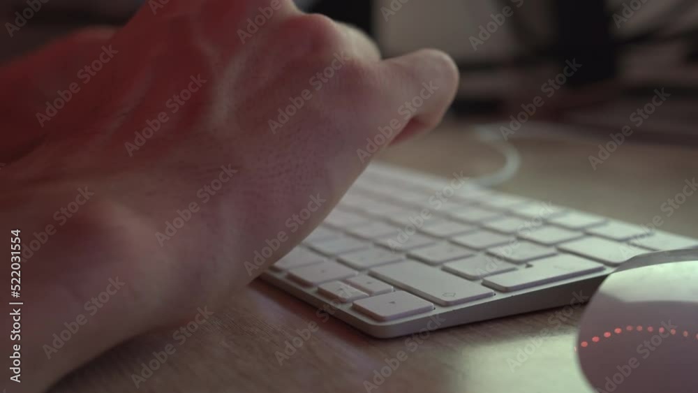 Taper sur un clavier d'ordinateur