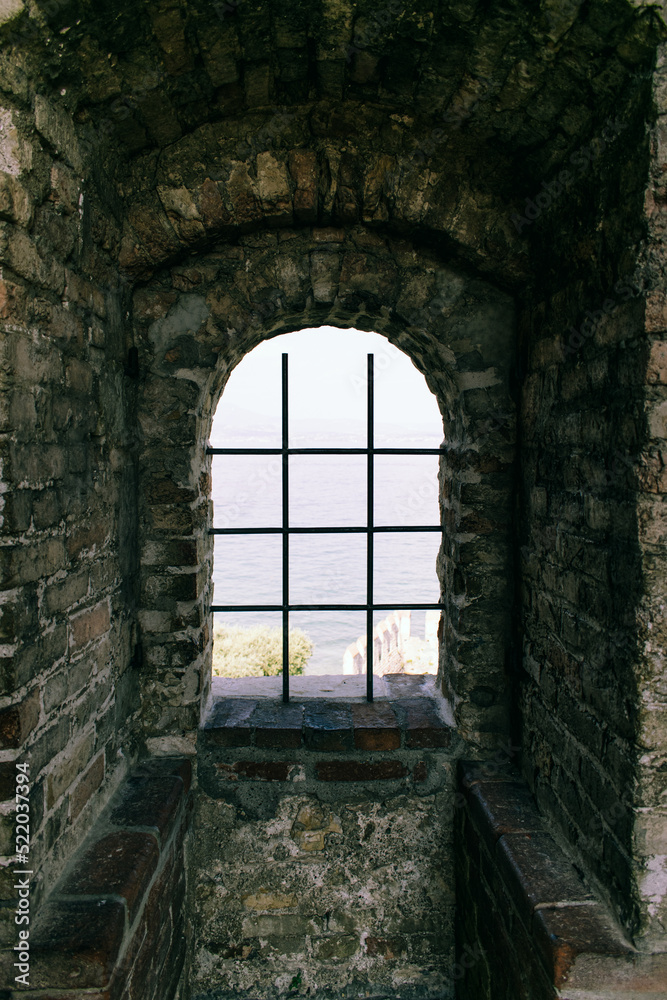 Ventanal de la torre Castillo Scaligero de Sirmione en Italia