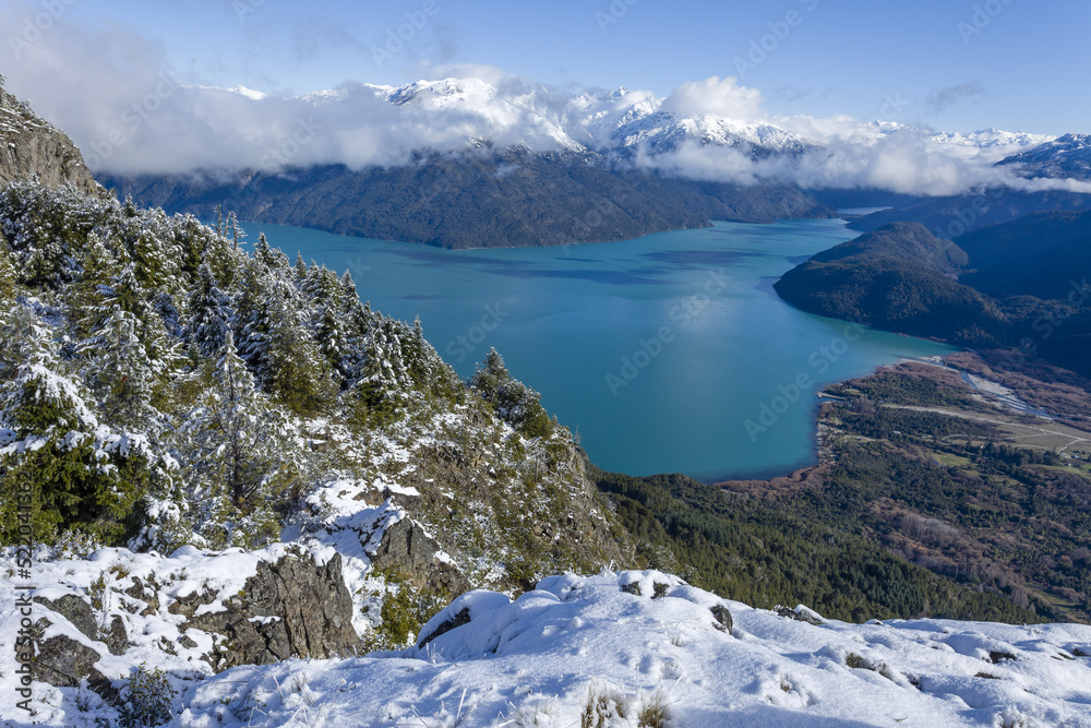 Vista de invierno del Lago Puelo, en la Patagonia Argentina.