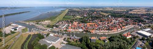 historische Stadtzentrum und Hafen von Glückstadt, Weiter Blick über die Elbe bis zum Kernkraftwerk Brokdorf, Fähre nach Wischhafen, Windräder am Horizont, Schleswig-Holstein, Deutschland