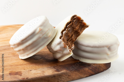 Traditional white chocolate alfajor stuffed with dulce de leche.