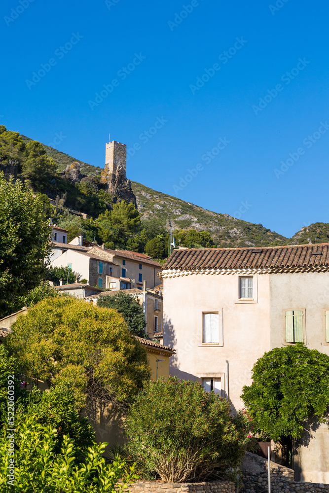 Tour médiévale eu dessus du village de Roquebrun