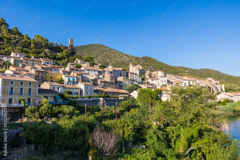 Vue en journée du village médiéval de Roquebrun depuis le pont de traversant l'Orb