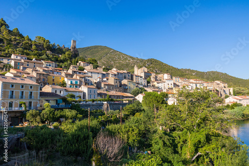 Vue en journée du village médiéval de Roquebrun depuis le pont de traversant l'Orb © Ldgfr Photos