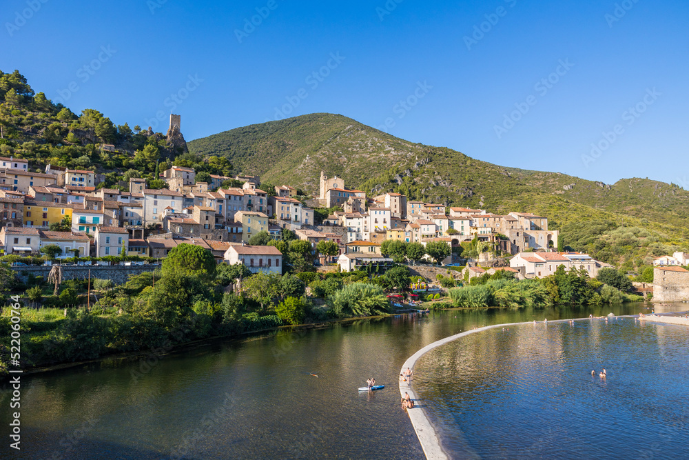 Vue en journée du village médiéval de Roquebrun depuis le pont de traversant l'Orb