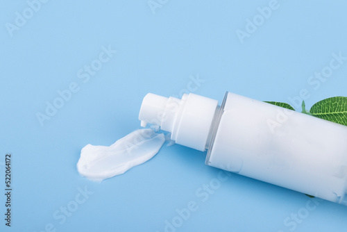 Foto Cosmetic cream formulation image with a green background