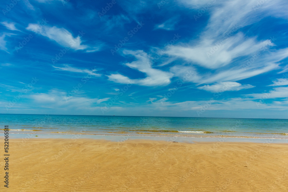 Strandspaziergang am wunderschönen Gold Beach vor der Küste von Ver-sur-Mer - Normandie - Frankreich