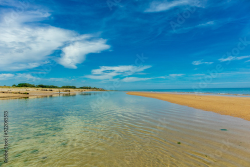 Strandspaziergang am wundersch  nen Gold Beach vor der K  ste von Ver-sur-Mer - Normandie - Frankreich