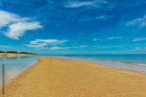 Fototapeta Naklejka Na Ścianę i Meble -  Strandspaziergang am wunderschönen Gold Beach vor der Küste von Ver-sur-Mer - Normandie - Frankreich