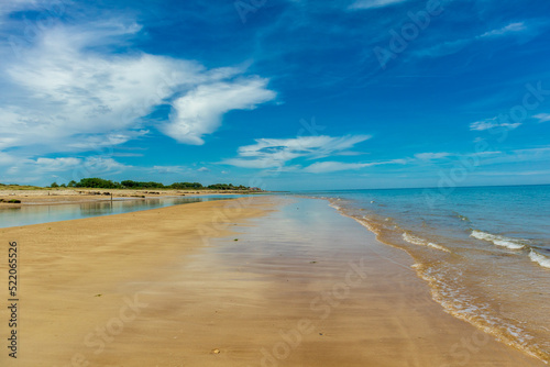 Strandspaziergang am wunderschönen Gold Beach vor der Küste von Ver-sur-Mer - Normandie - Frankreich © Oliver Hlavaty