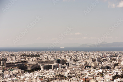 Aussicht auf die Stadt und das Meer vor Athen in Griechenland