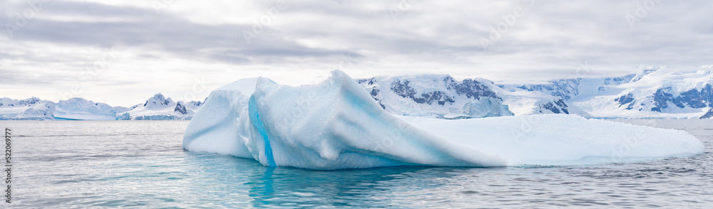 antarktische Eisberg Landschaft bei Portal Point welches am Zugang zu Charlotte Bay auf der Reclus Halbinsel, an der Westküste von Graham Land liegt.	