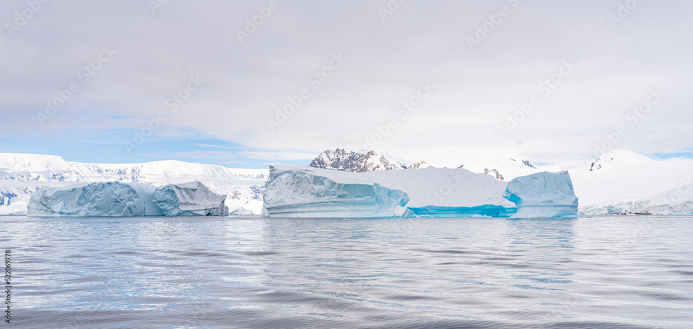 Obraz premium antarktische Eisberg Landschaft bei Portal Point welches am Zugang zu Charlotte Bay auf der Reclus Halbinsel, an der Westküste von Graham Land liegt.