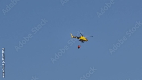 Helicóptero amarillo del equipo de extinción de incendios en Tenerife, Canarias