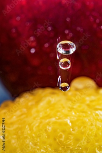 Gotas de água a cair sobre frutas. Macrofotografia conceptual.