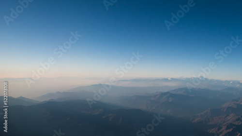 Vista de la Cordillera de los Andes con bruma  al atardecer de oto  o  toma hecha desde un avion