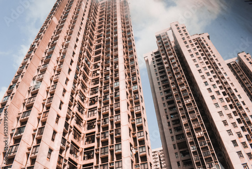 un día de paseo en los barrios de Hong Kong a donde habita la gente. muchos pisos, muy congestionado, mucha población. edificios que tocan el cielo