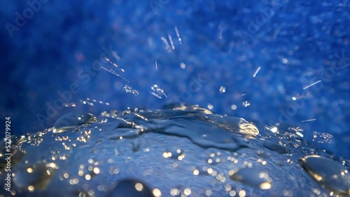 gotas de água a cair sobre esfera efeitos macro