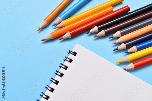 色鉛筆とスケッチブック