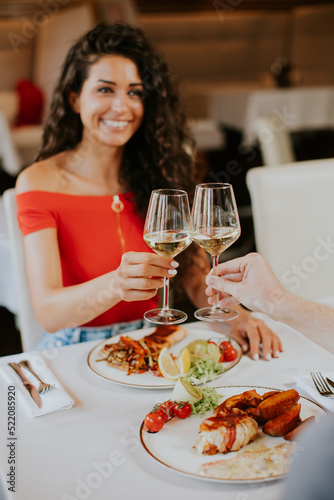 Young couple having lunch w...
