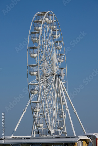 FU 2020-08-12 Fries T3 565 Im blauen Himmel ist ein weißes Riesenrad