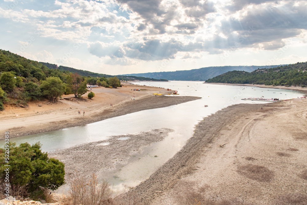 Sécheresse et manque d'eau dans le sud de la France - Le lac de Sainte-Croix et l'entrée des gorges du Verdon à leur niveau le plus bas Sécheresse et manque d'eau dans le sud de la France - Le lac de Sainte-Croix et l'entrée des gorges du Verdon à leur niveau le plus bas