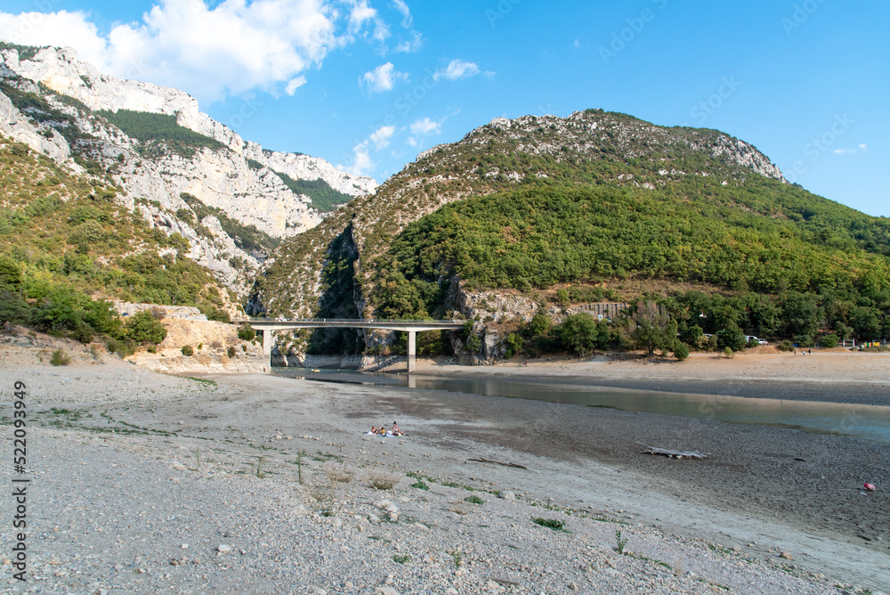 Sécheresse et manque d'eau dans le sud de la France Le lac de SainteCroix et l'entrée des